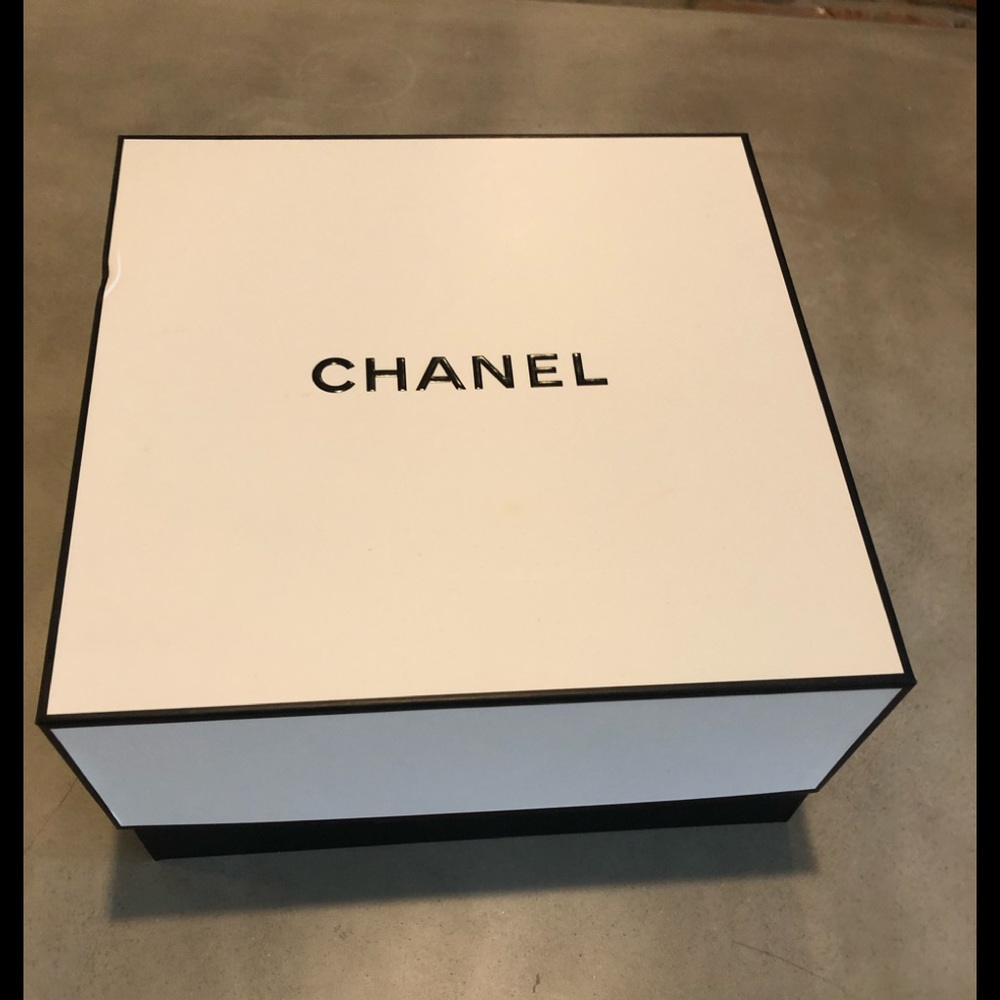 CHANEL keep sake / Gift Box